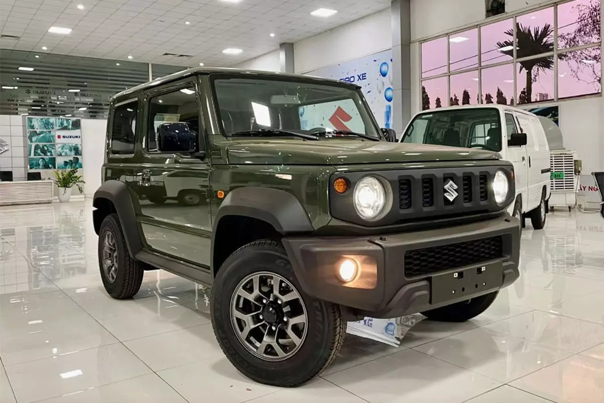 Giá xe Suzuki Jimny bản độ G63 cao hơn 200 triệu so với giá dự kiến của bản thường. Giá xe Suzuki Jimny bản độ G63 cao hơn 200 triệu so với giá dự kiến của bản thường. 1