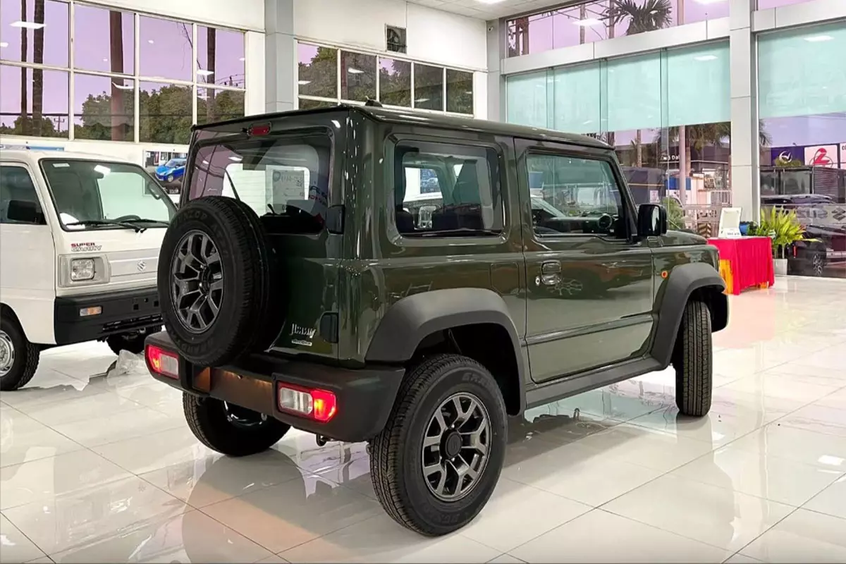 Giá xe Suzuki Jimny bản độ G63 cao hơn 200 triệu so với giá dự kiến của bản thường. 2 Giá xe Suzuki Jimny bản độ G63 cao hơn 200 triệu so với giá dự kiến của bản thường. a2
