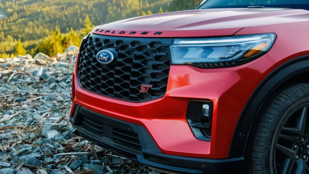 Huy hiệu chữ S trên Ford Explorer 2024.