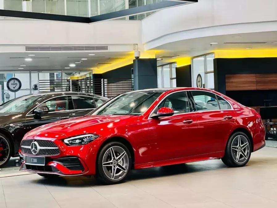 Mercedes-Benz Việt Nam giảm giá xả kho lô xe VIN 2022, C 300 AMG trở về mức 1,888 tỷ đồng.