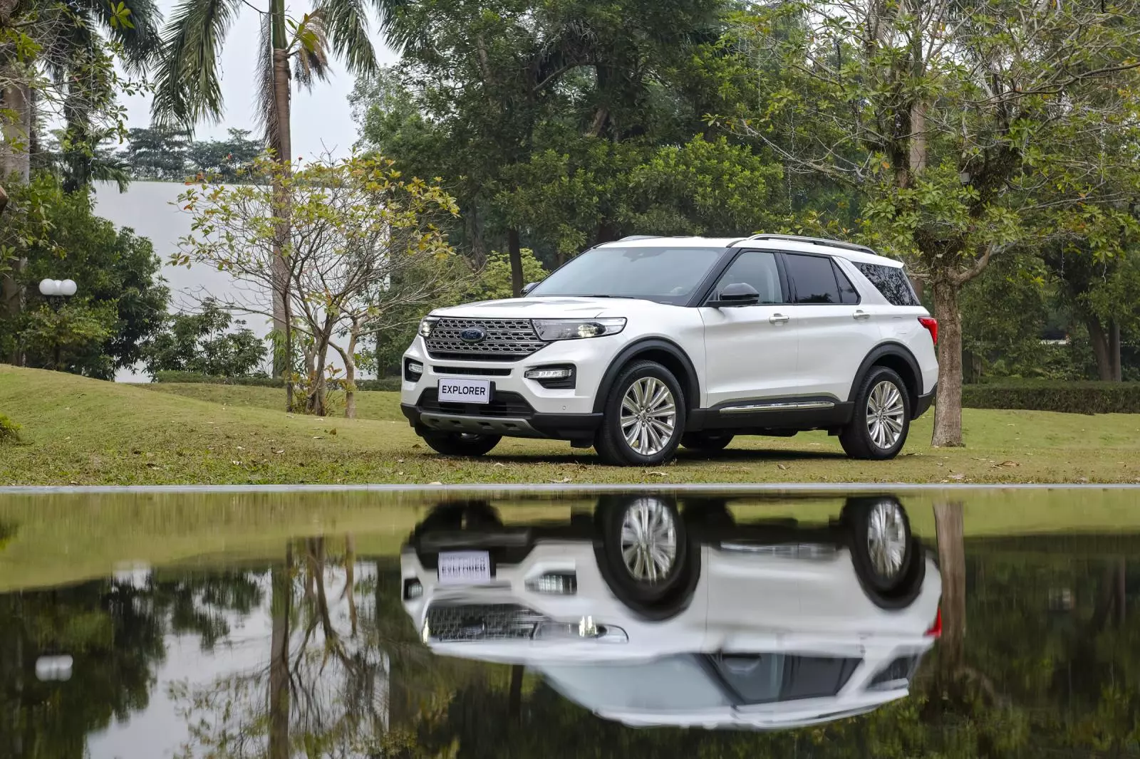 Ford Explorer giảm giá niêm yết tới gần 500 triệu đồng.