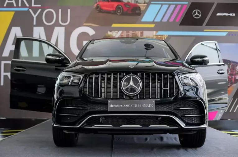 Đầu xe Mercedes-AMG GLE 53 4MATIC + Coupé.