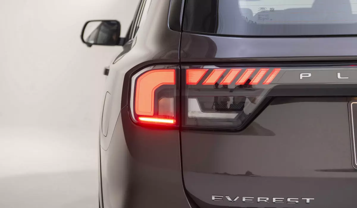 đèn hậu xe Ford Everest Platinum.