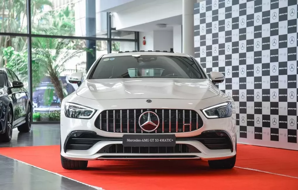 Đầu xe Mercedes-AMG GT 53 4MATIC + Coupé.