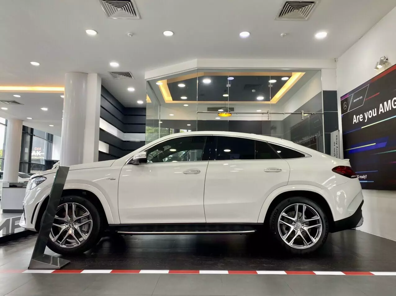 Đặc trưng Coupé của Mercedes-AMG GLE 53 4MATIC + Coupé với phần trần xe kéo thẳng xuống đuôi sau.