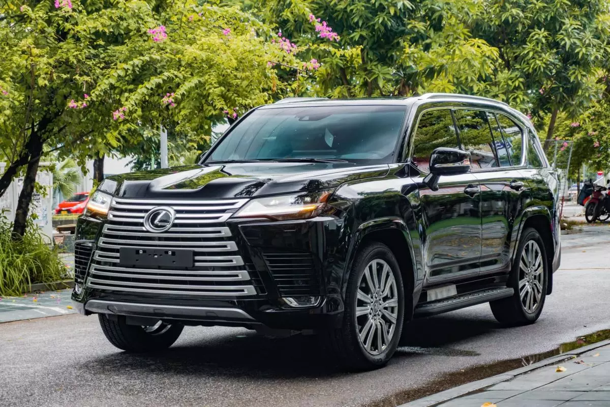 Lexus LX600 1