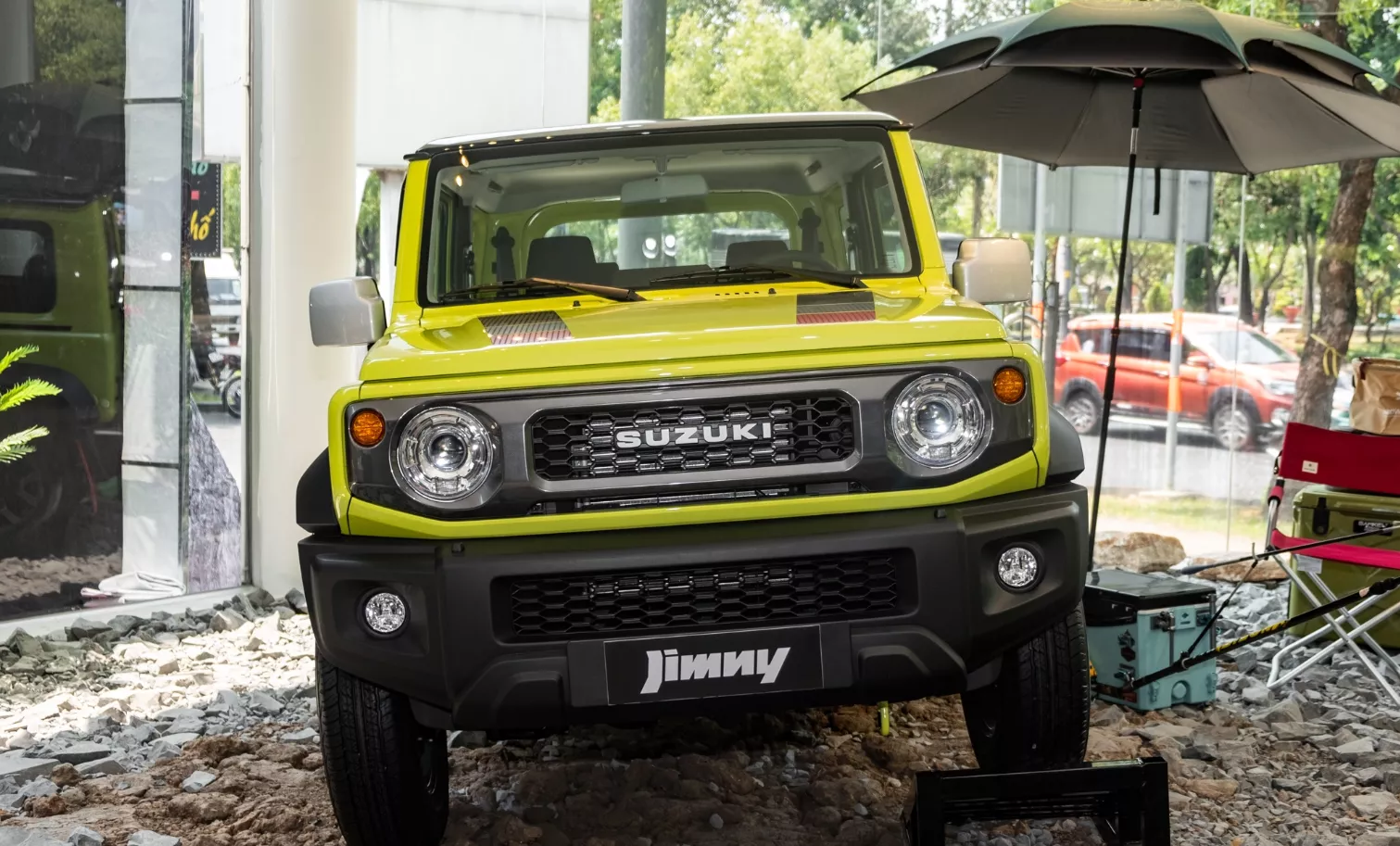 Đầu xe Suzuki Jimny.