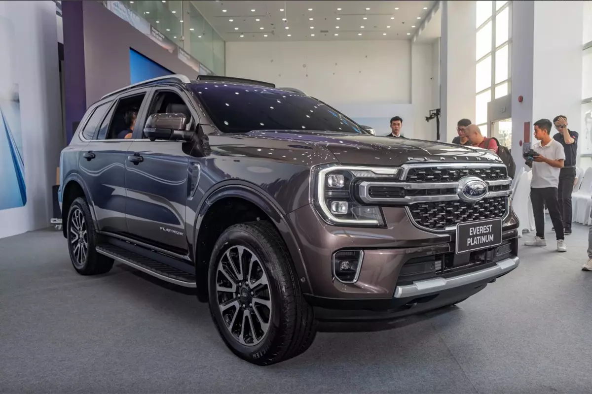 Ford Everest Platinum và Ranger Stormtrak chốt giá chính thức tại Việt Nam, giao xe tháng 5 tới