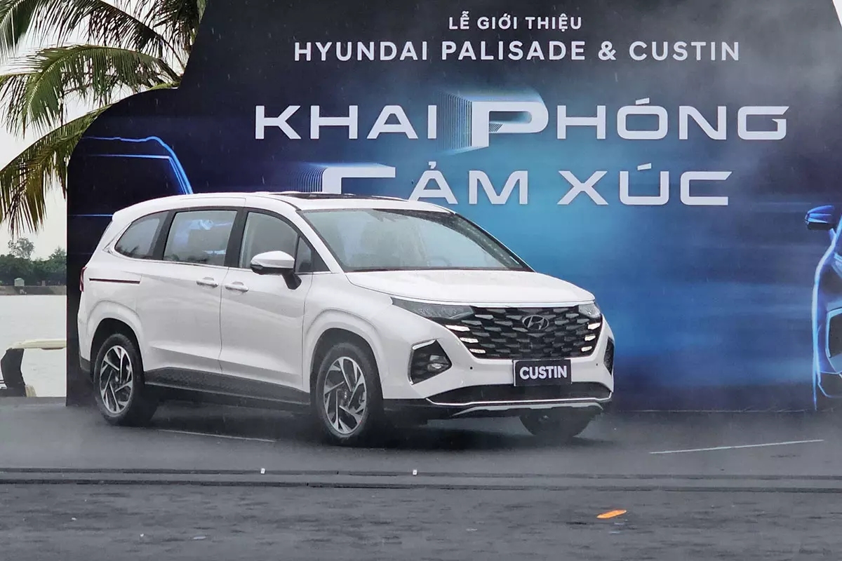 Hyundai Custin VIN 2023 bản 2.0 Cao Cấp 1