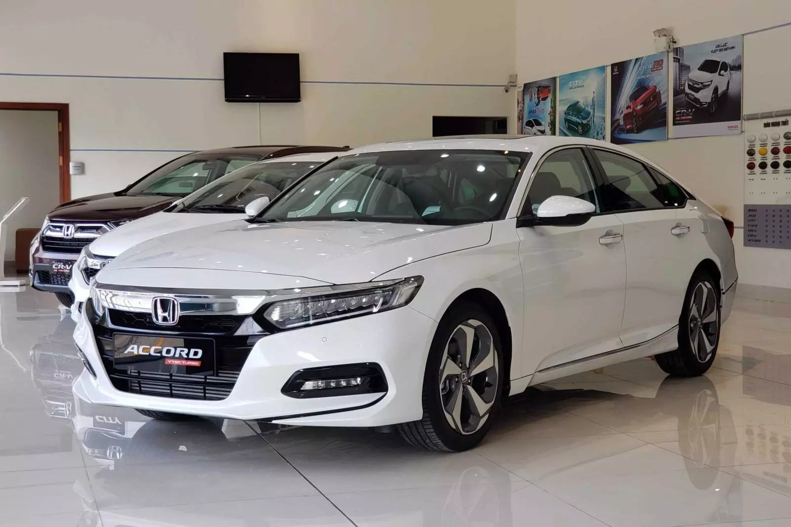 Honda Accord được bán kèm mức giảm 220 triệu đồng tiền mặt. 1