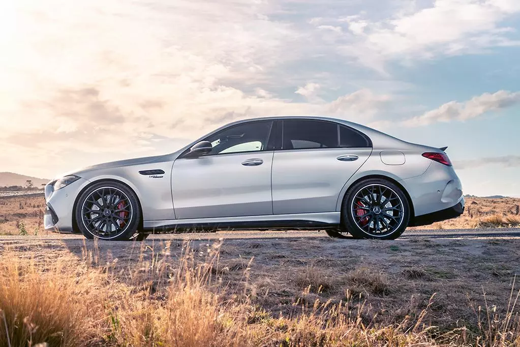 Thân xe Mercedes-AMG C 63 S E Performance .