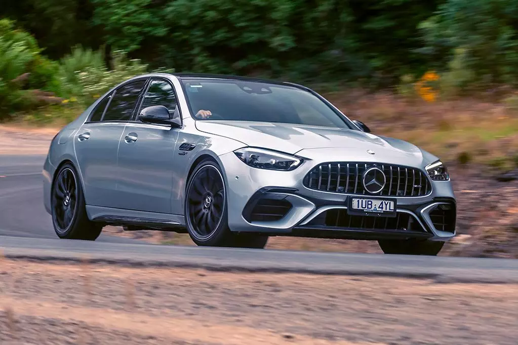 Thông tin tổng quan xe Mercedes-AMG C 63 S E Performance.