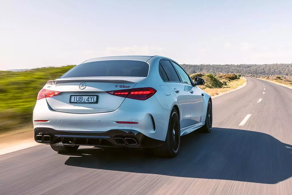 Giá lăn bánh Mercedes-AMG C 63 S E Performance.