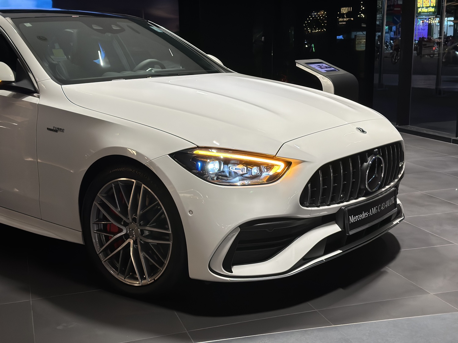 Đèn chiếu sáng xe Mercedes-AMG.