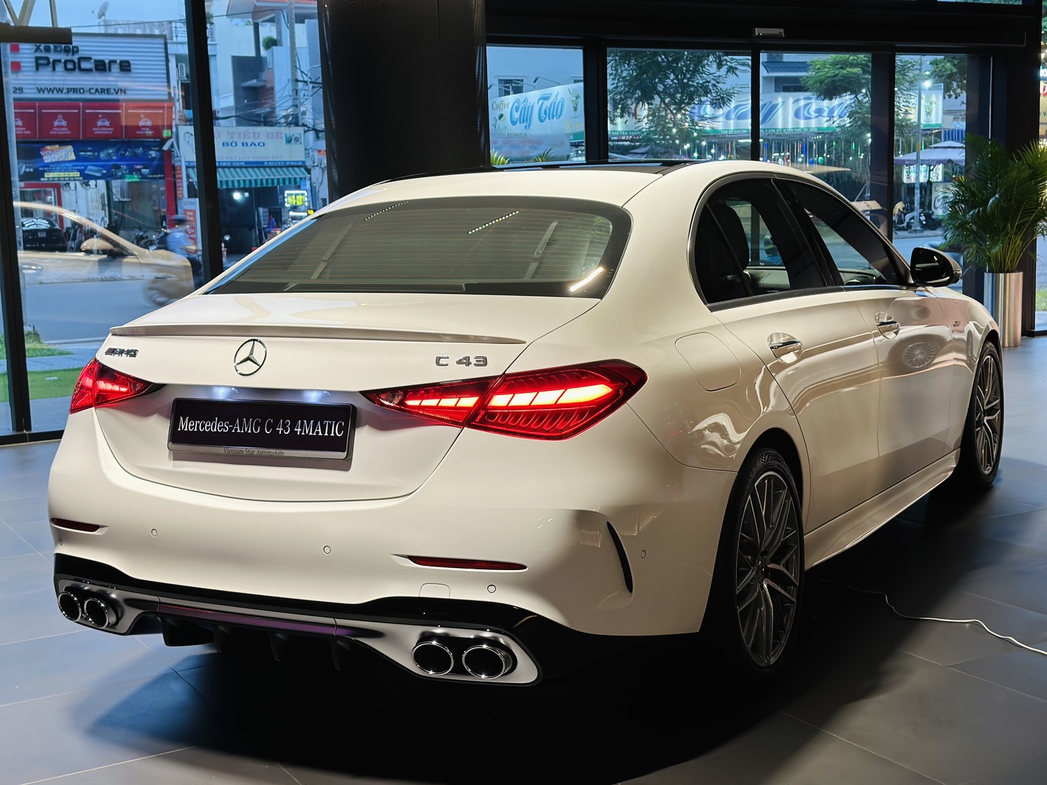 Hông xe Mercedes-AMG.