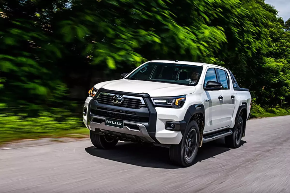 Toyota Hilux 2024 là bản nâng cấp với sự thay đổi rõ nét về diện mạo. 1