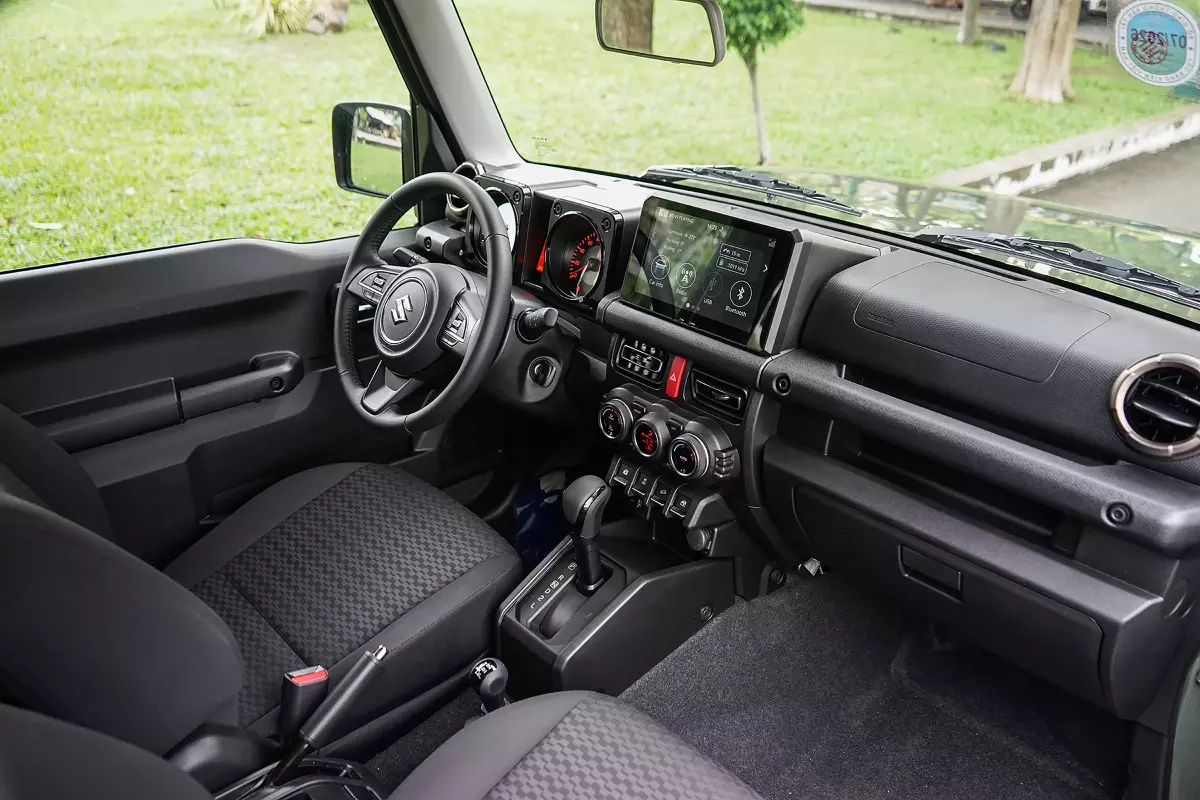 Nội thất xe Suzuki Jimny sử dụng nhiều chi tiết bằng nhựa cứng 1