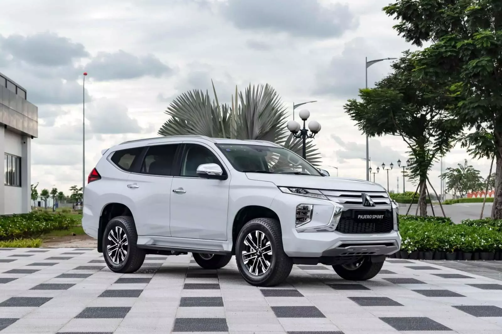 Xả hàng tồn, giá xe Mitsubishi Pajero Sport tại đại lý 