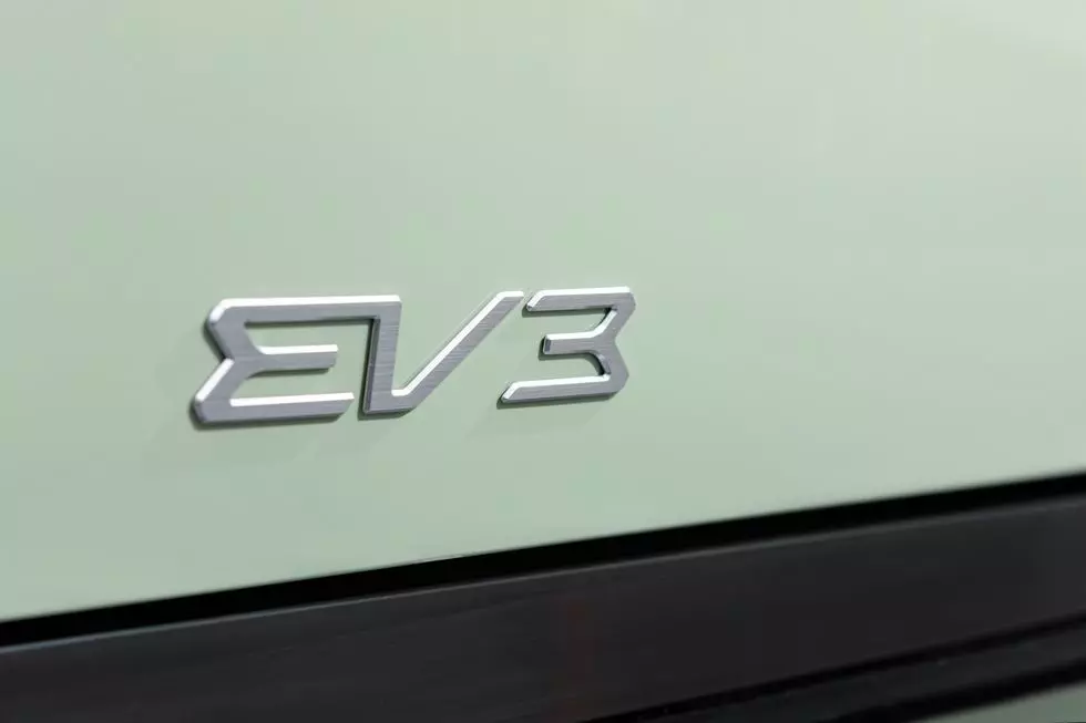 Huy hiệu xe KIA EV3.