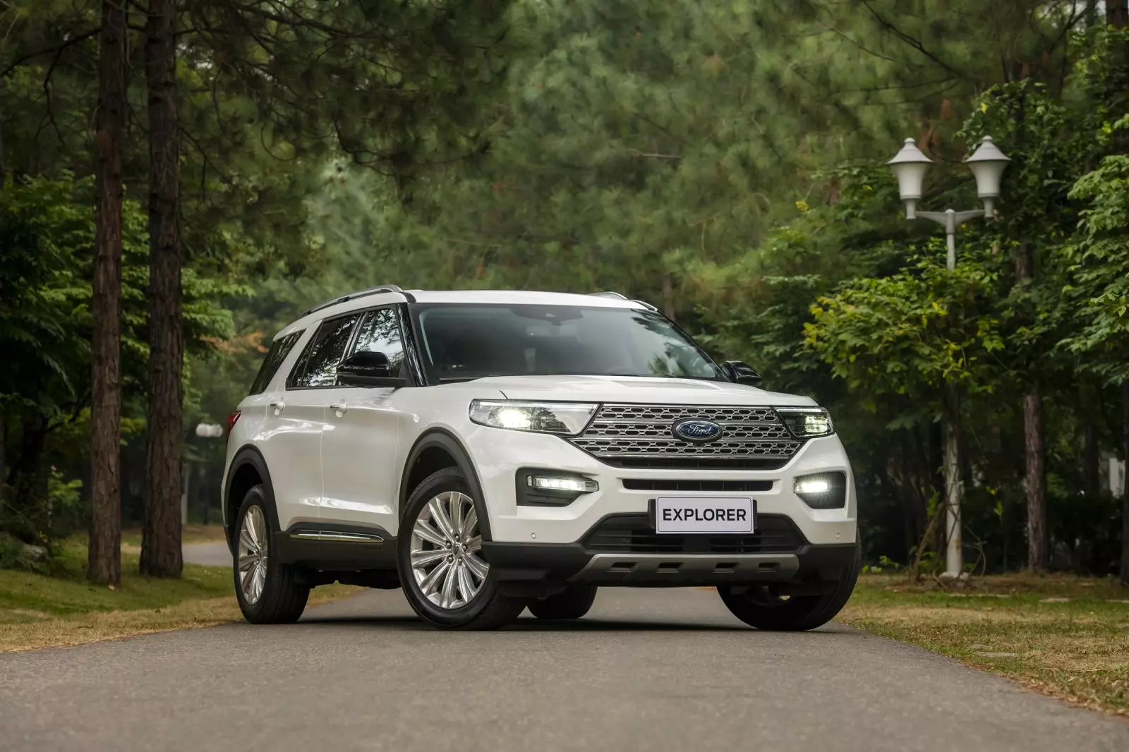 Ford Explorer giảm 300 triệu 1