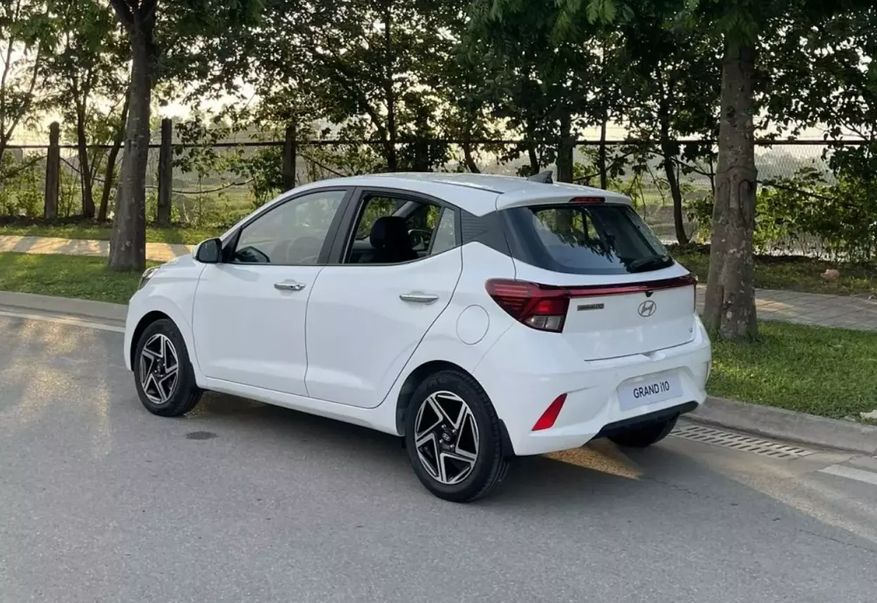 Đuôi xe Hyundai Grand i10 2024.