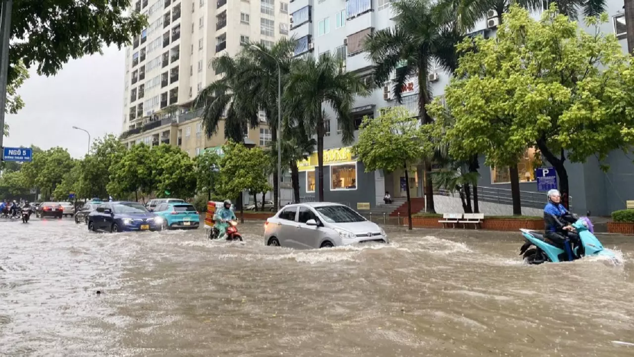 Kinh nghiệm phòng tránh hư hỏng nặng khi lái xe dưới trời mưa ngập phố 2