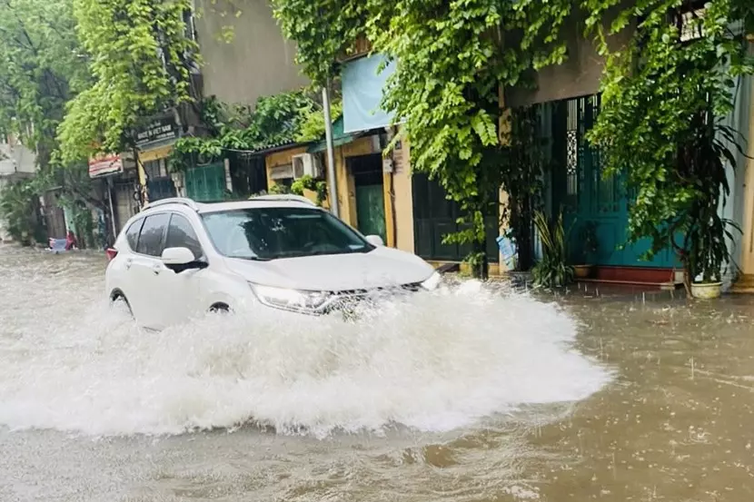 Nếu ô tô "lạc" vào tuyến đường ngập nặng, tài xế cố khởi động xe 1