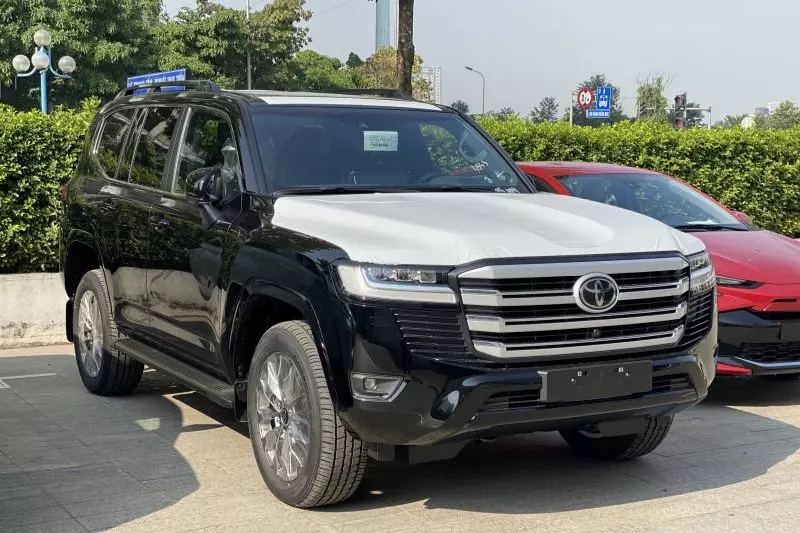 Toyota Land Cruiser bị chênh giá 600 triệu do khan hàng, showroom tư nhân "đề xuất" mức cao hơn 1