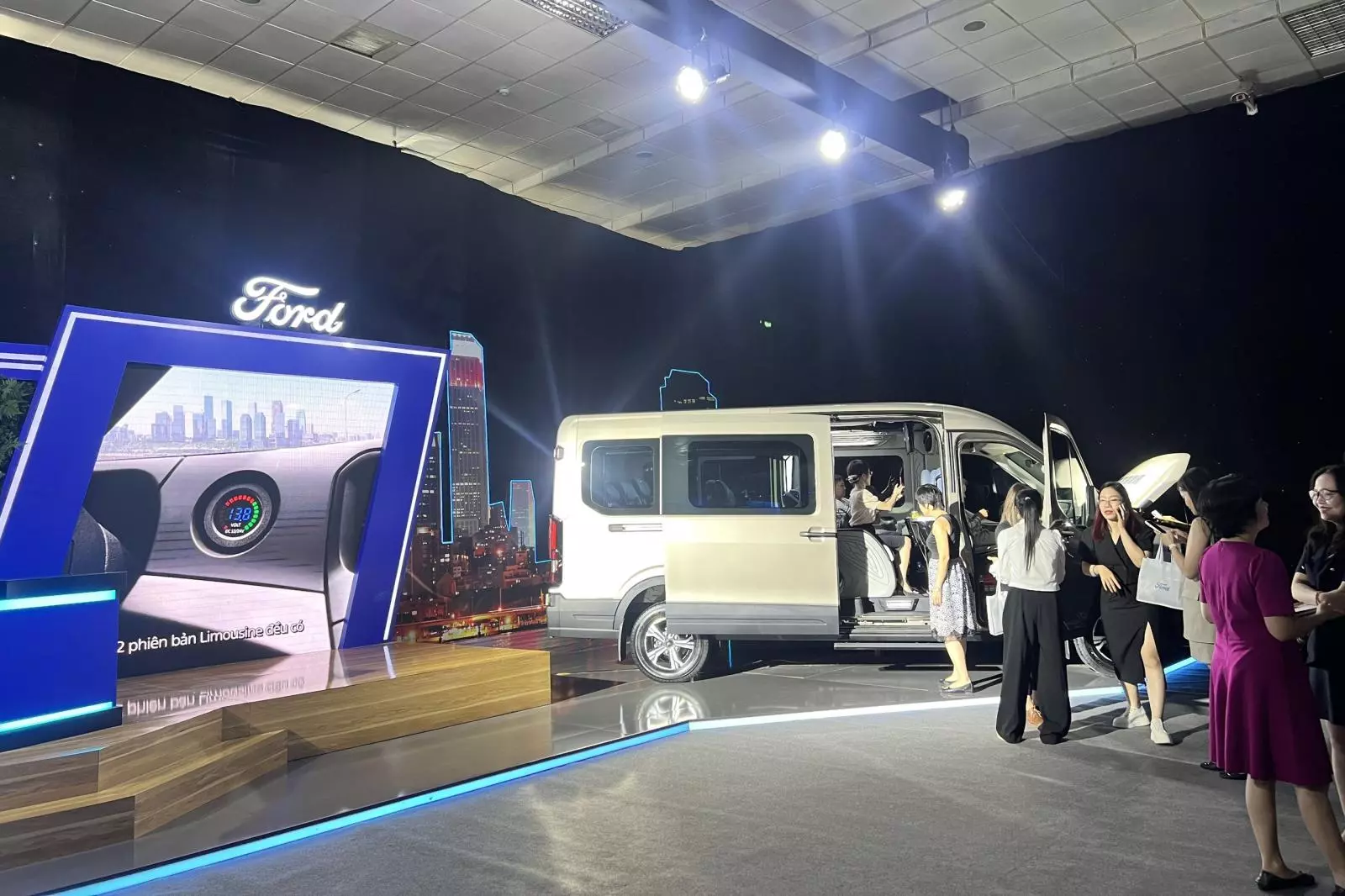 Ford kinh doanh Transit limousine chính hãng bản 10 chỗ và 12 chỗ, giá từ 1,379 tỷ đồng 2