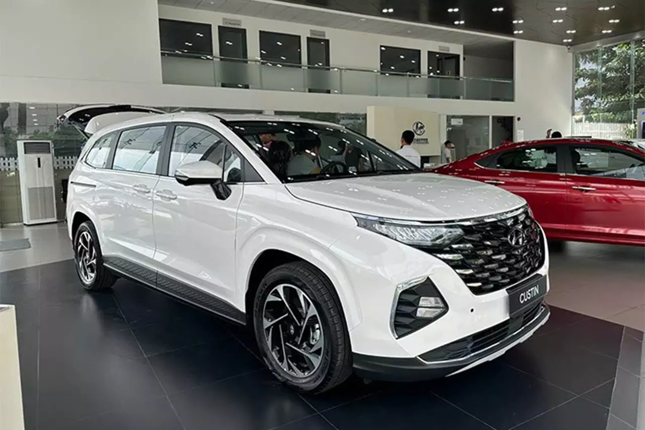 Xả hàng tồn, giá xe Hyundai Custin tại đại lý giảm 75 triệu đồng 1