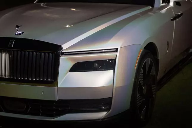 Giá xe Rolls-Royce Spectre Lunaflair .