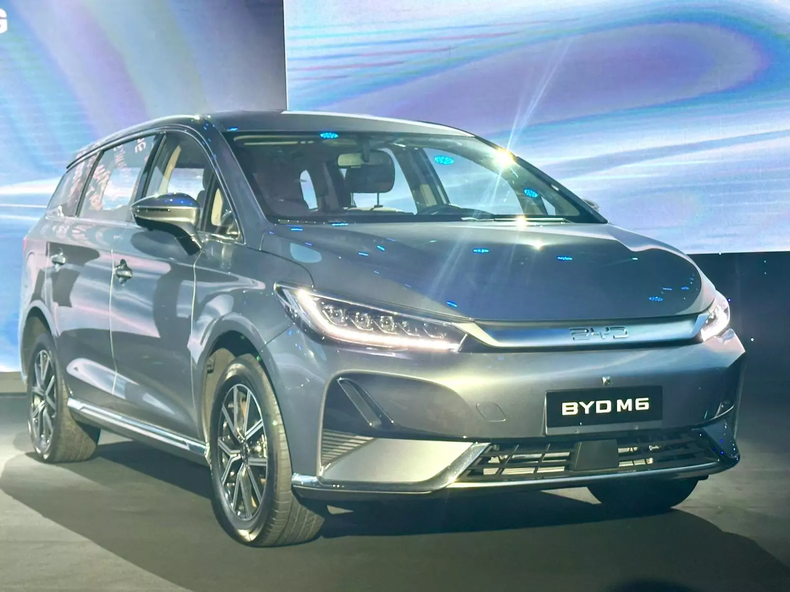 BYD M6 chốt giá 756 triệu đồng, sạc đầy đi được 420 km.