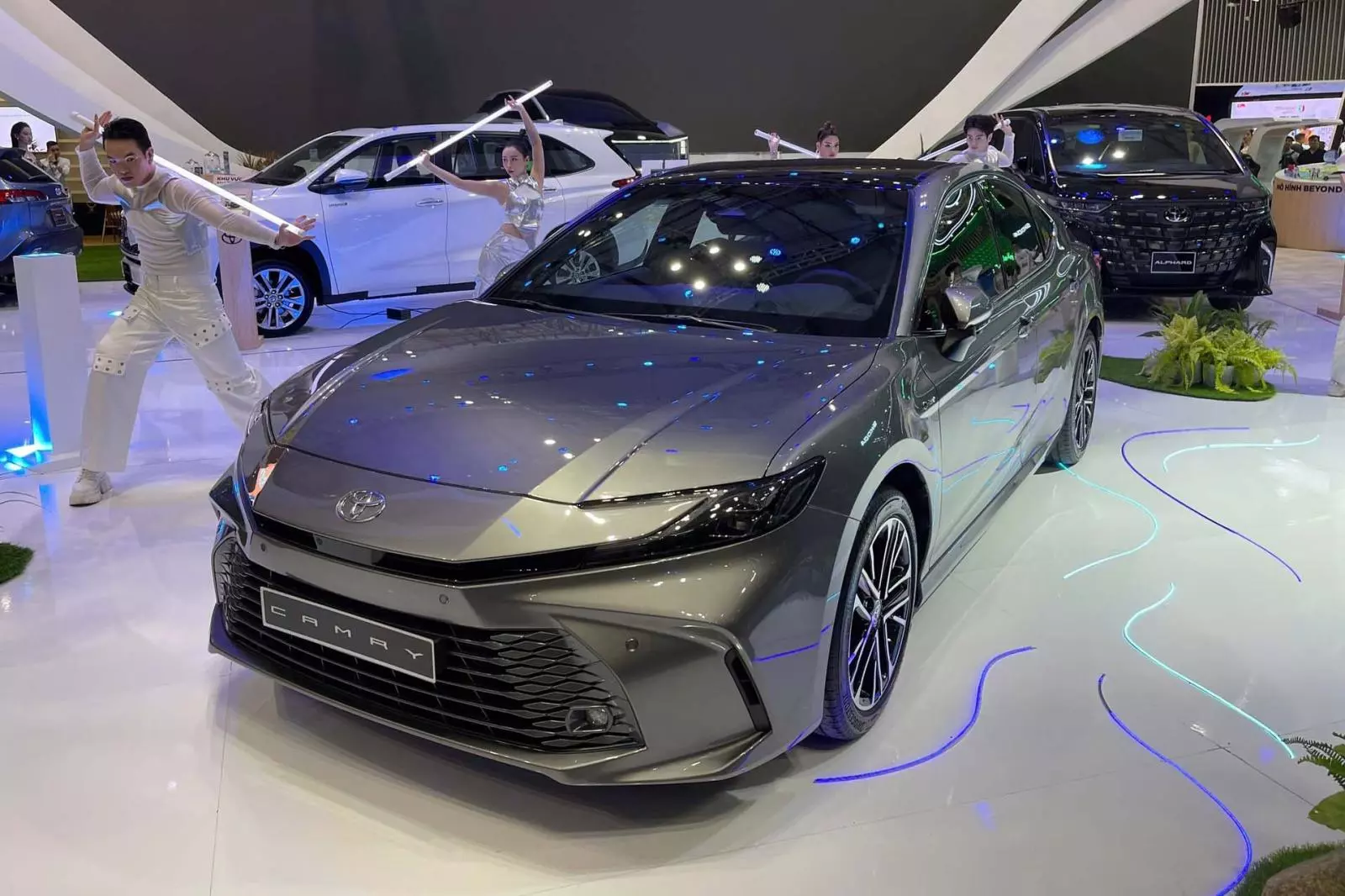 Toyota Camry 2025 tại Việt Nam có cả máy xăng và hybrid, giá bán tăng nhẹ.