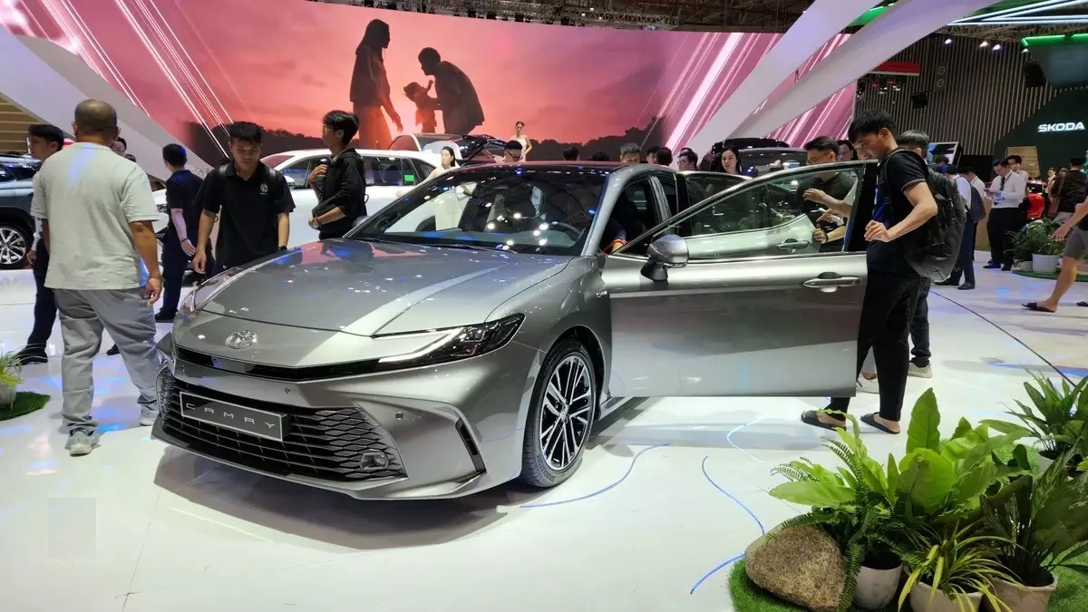 Ngoại thất Camry 2025 .