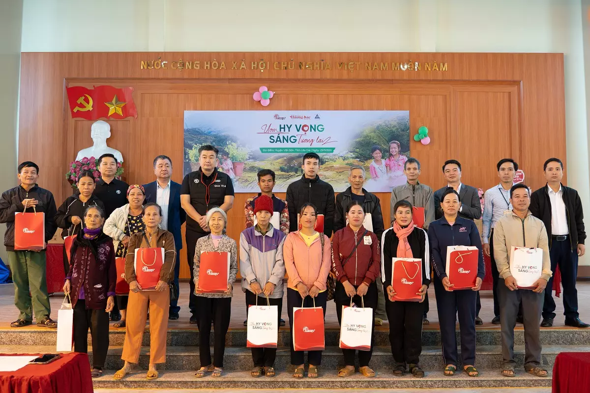Bên cạnh những phần quà là máy tính, Công ty MG còn hỗ trợ cây giống và quà cho những gia đình khó khăn tại xã tân An .