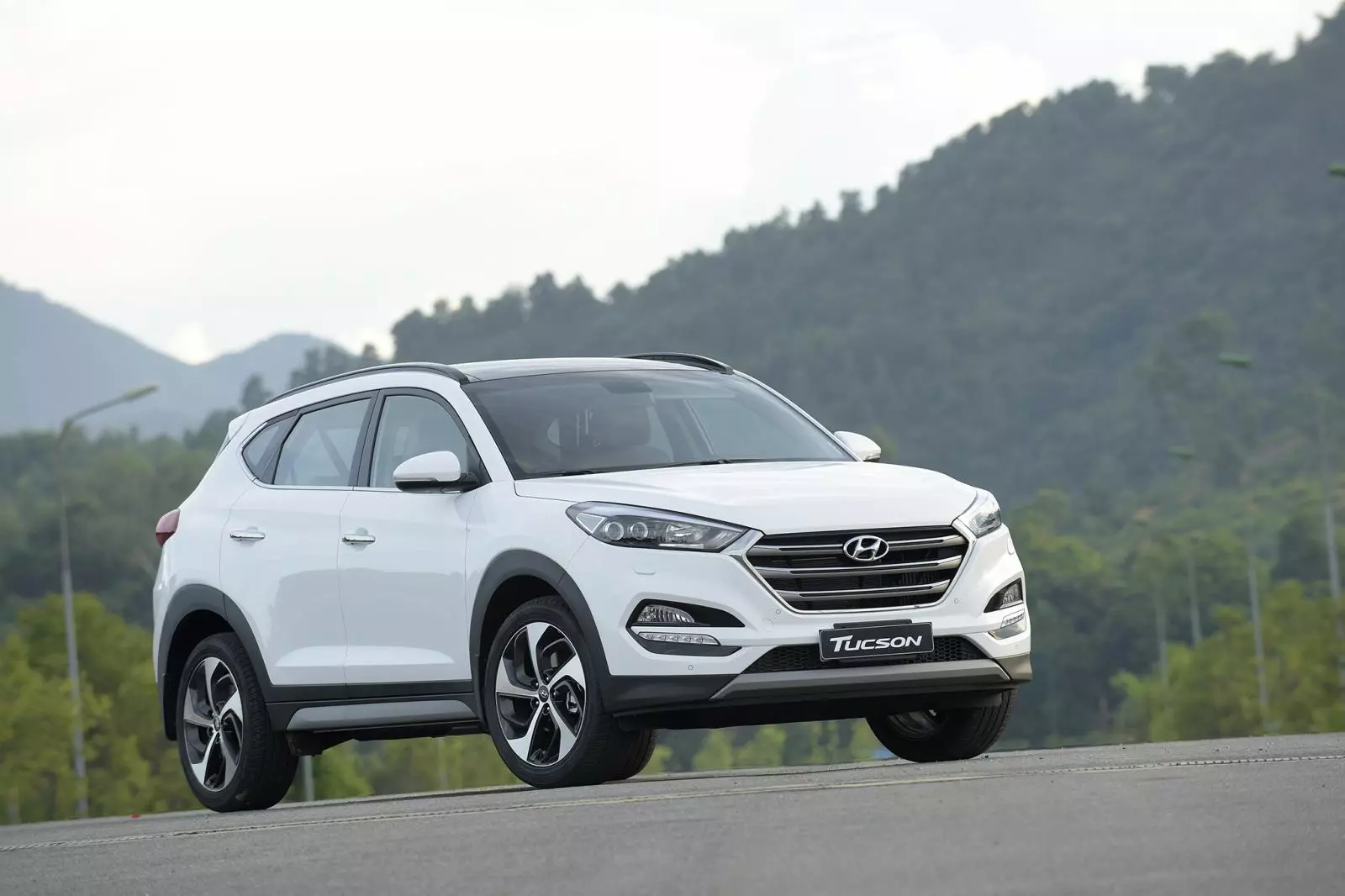 650 triệu c&oacute; n&ecirc;n mua Hyundai Tucson 2017?.