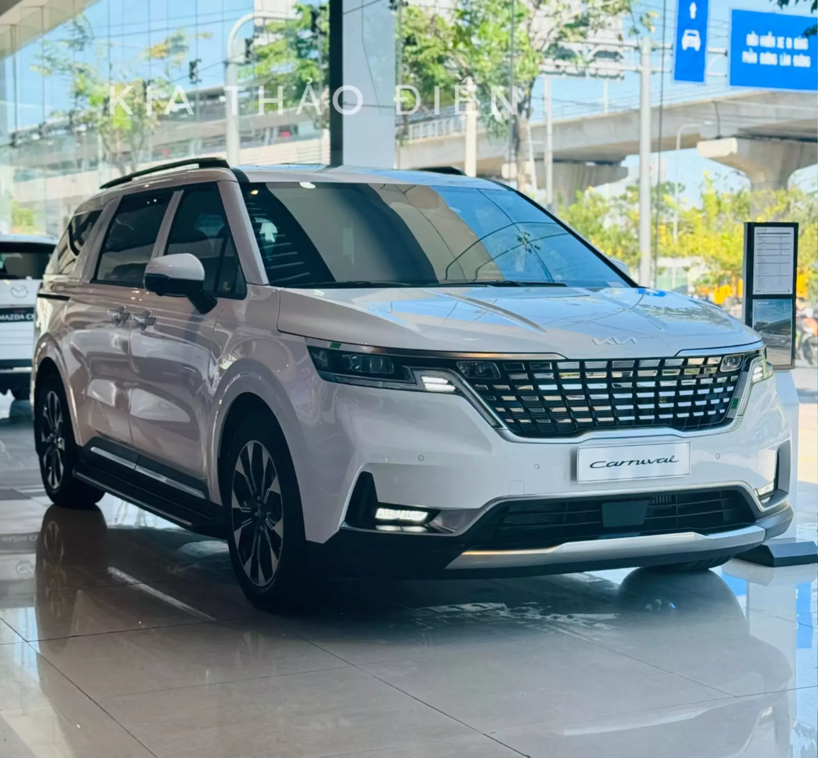 Dọn kho bản cũ, KIA Carnival giảm giá gần 100 triệu đồng tại đại lý.