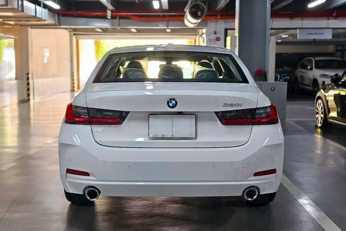 Ngoại thất xe BMW 320i Sport line LCI2 2025 3