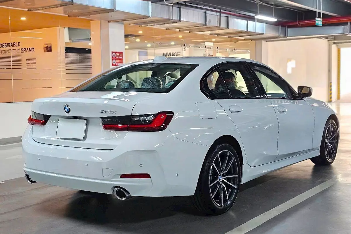 Ngoại thất xe BMW 320i Sport line LCI2 2025 1