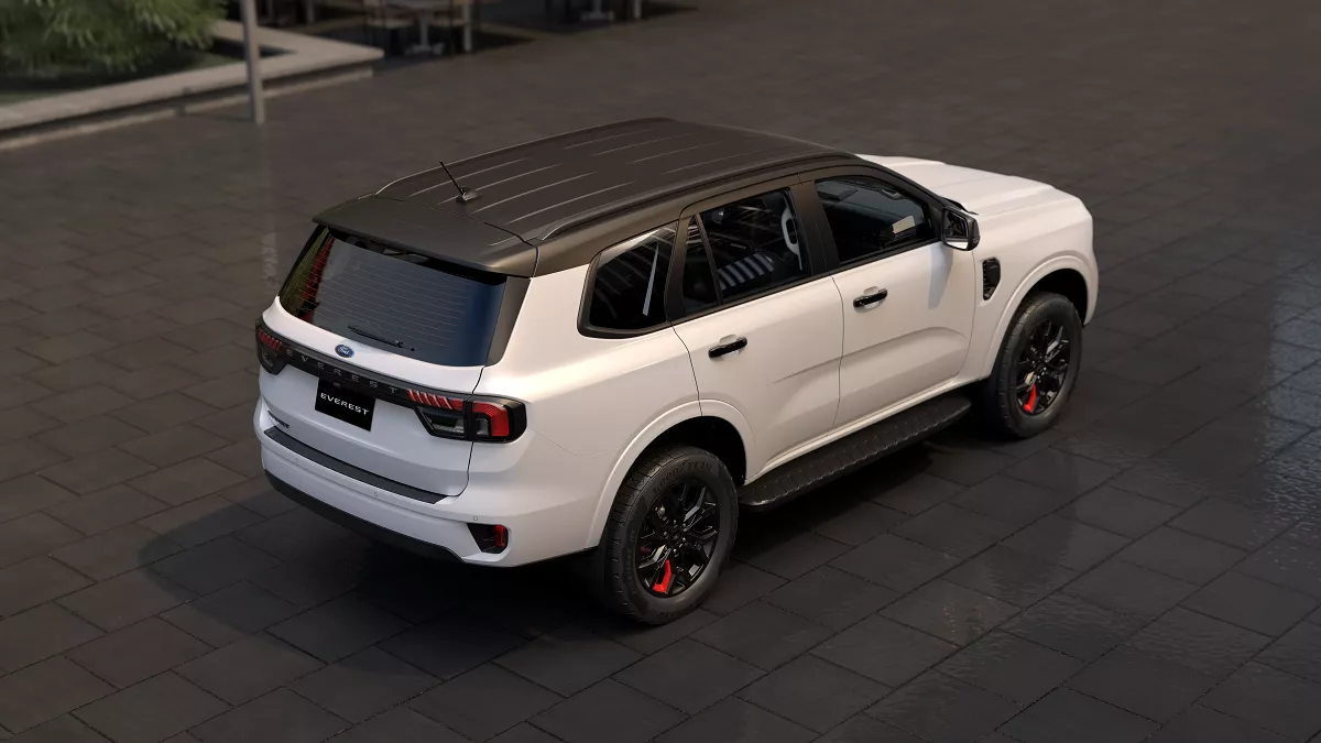 Nóc xe và cánh gió màu đen mờ góp phần tăng thêm vẻ cứng cáp, cá tính thể thao cho mẫu SUV Mỹ.
