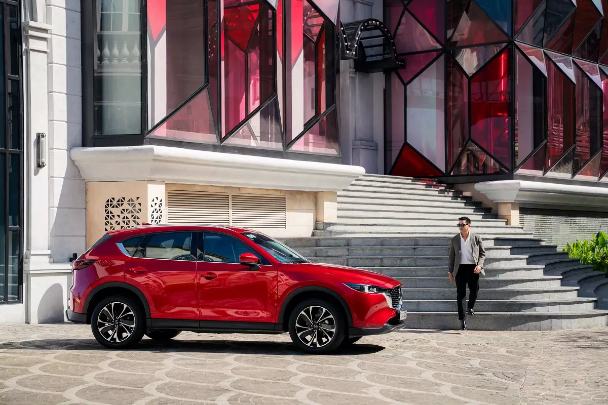 Khách hàng mua xe Mazda CX-5 .