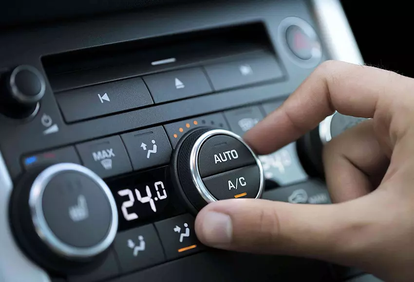 Không bật điều hòa ngay giúp xe mát nhanh và tiết kiệm nhiên liệu hơn.