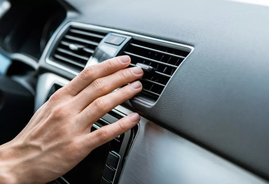 Hướng cửa gió lên trần giúp làm mát đều, tránh ảnh hưởng sức khỏe của người trong xe.
