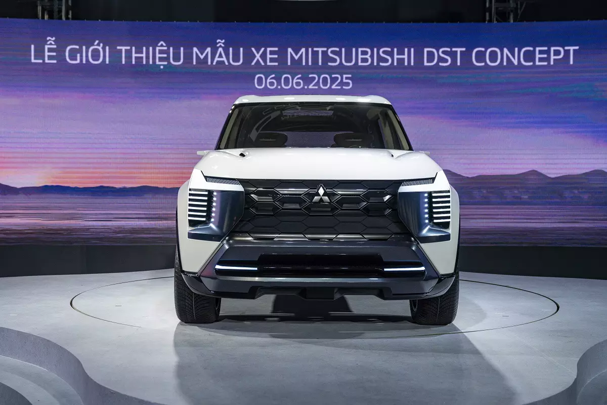 DST Concept áp dụng ngôn ngữ thiết kế Dynamic Shield đặc trưng thương hiệu với lưới tản nhiệt họa tiết tổ ong ba chiều tích hợp các ốp bảo vệ