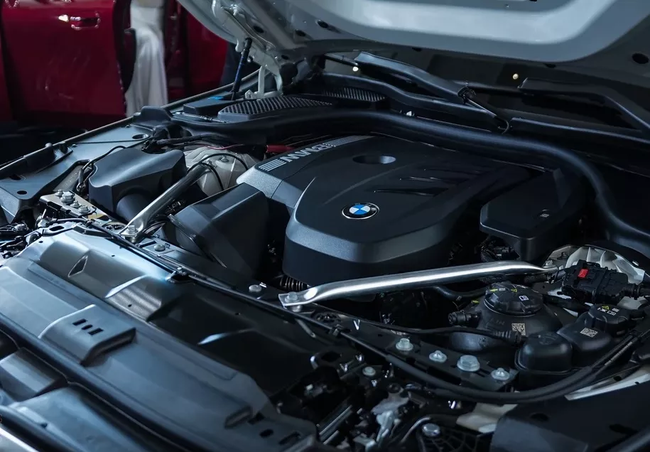 Động cơ xe BMW 520i.