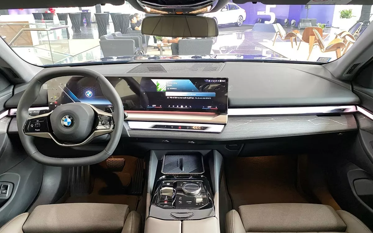 Nội thất xe BMW 520i rộng rãi.