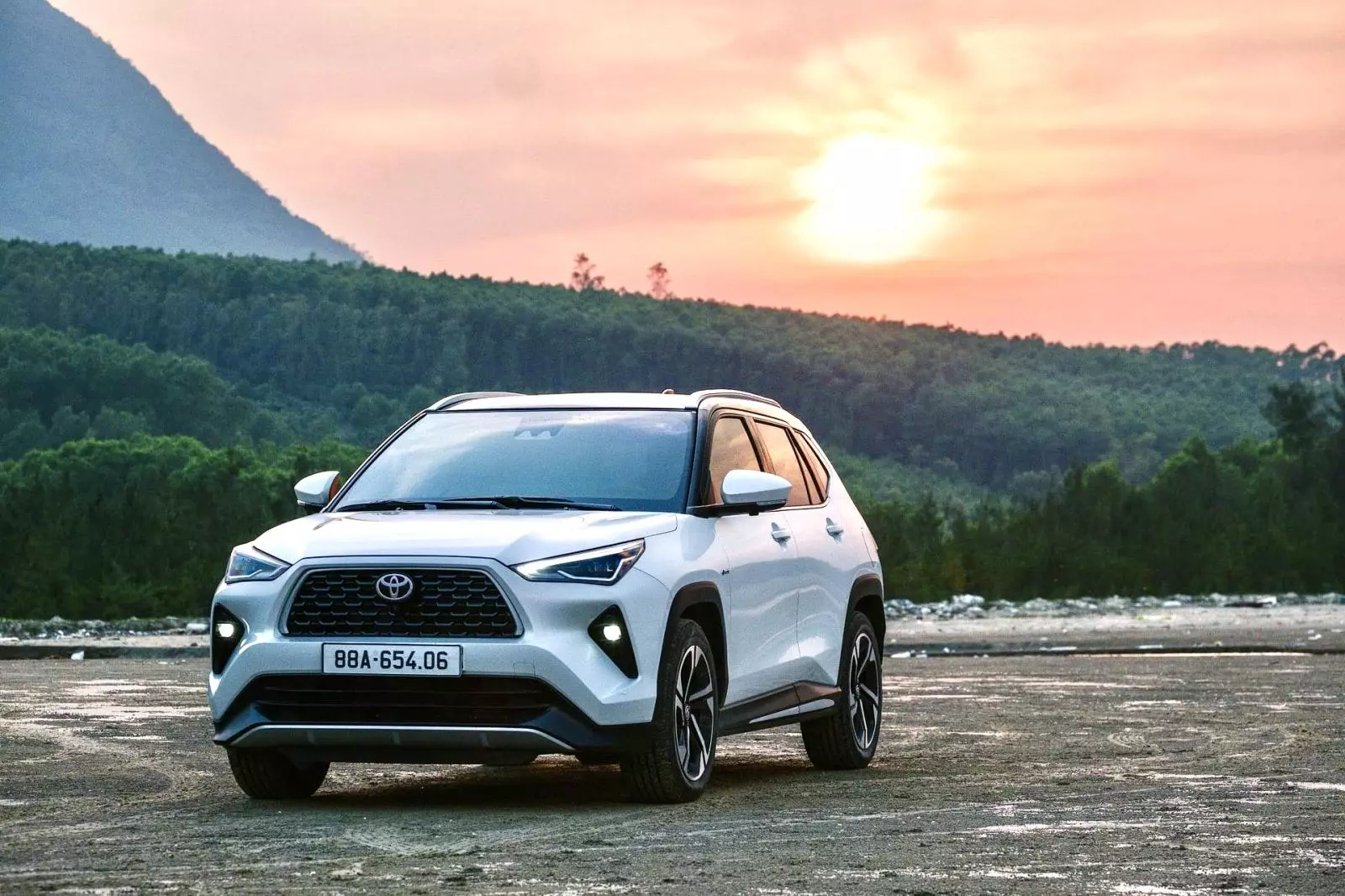 Toyota Yaris Cross 2025 sở hữu diện mạo đậm chất SUV.