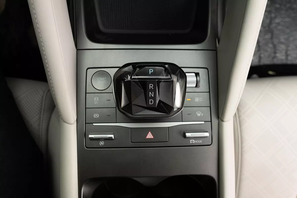 Cần số BYD Atto 2 thiết kế lấy cảm hứng từ viên kim cương cắt tinh xảo - điều hiếm thấy trên xe phổ thông.