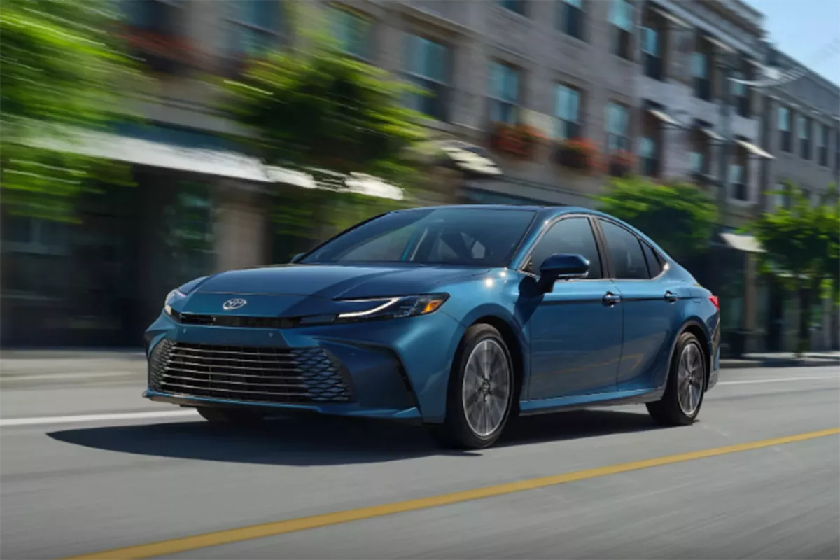 Phân khúc sedan cỡ D tháng 6: Toyota Camry hybrid "gánh" doanh số còng lưng 1
