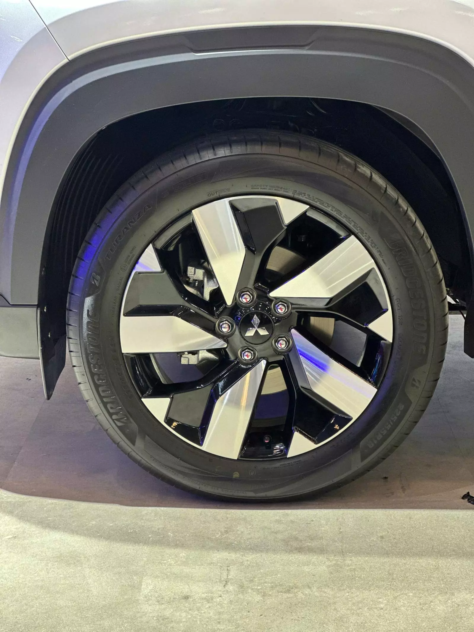 La-zăng 18 inch phối 2 tông màu thể thao trên bản  Ultimate